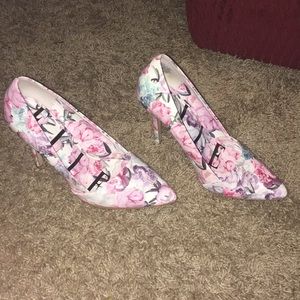Floral heels size 6 like new!